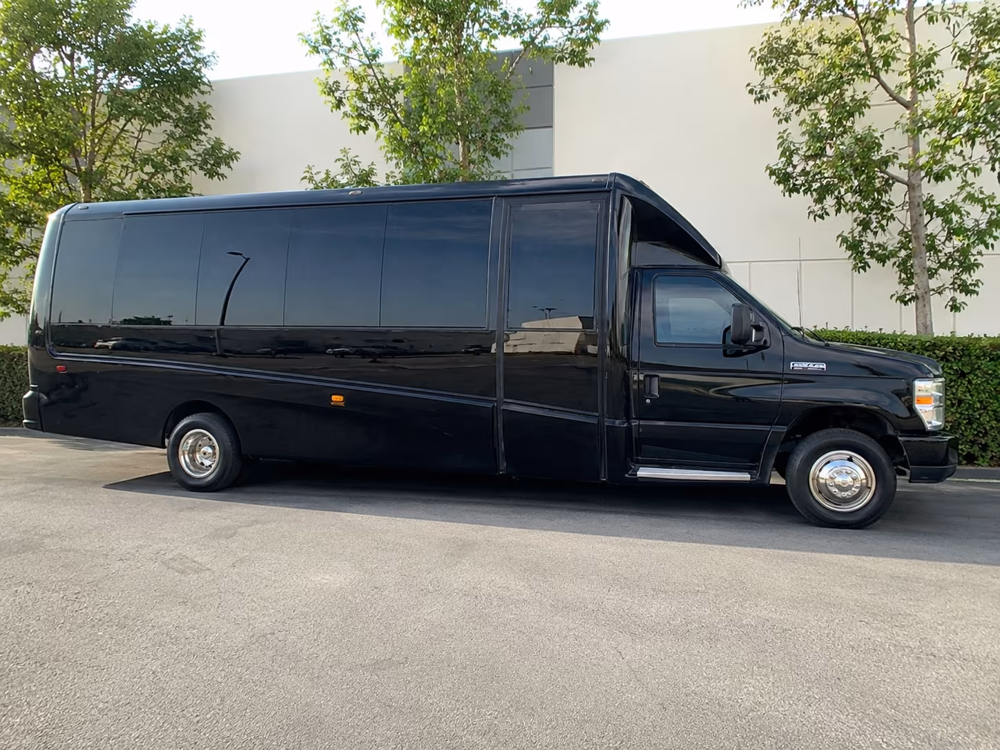 bus rentals for bands and performers traveling through pontiac