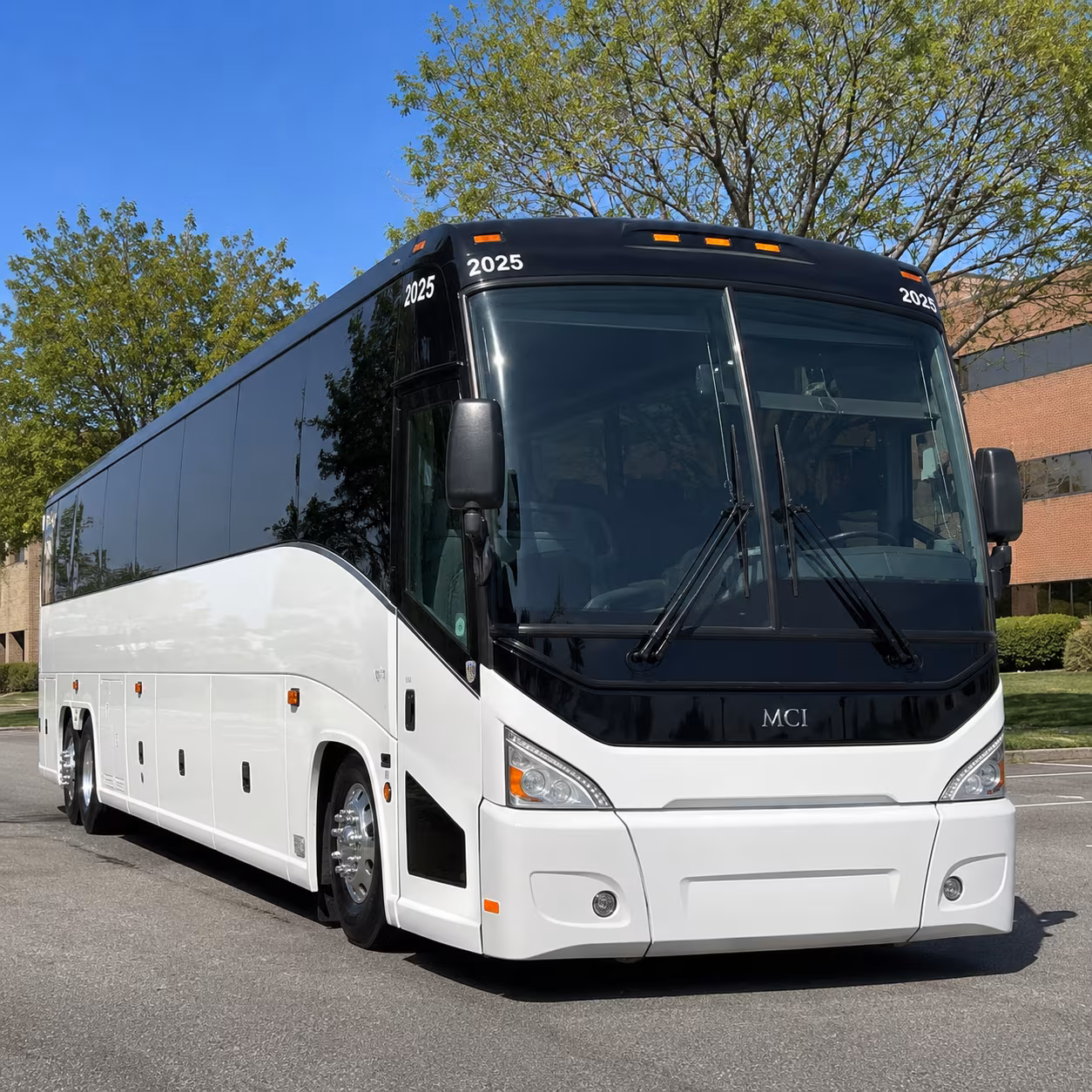 long distance charter buses from pontiac to chicago cleveland and beyond